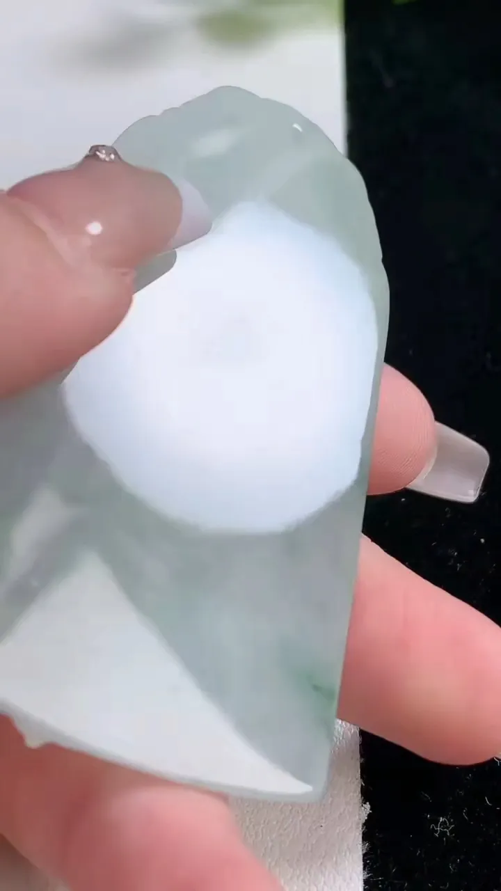 天然A货翡翠大日如来吊坠，尺寸66-43-6.5，重:34.30g
12月24日