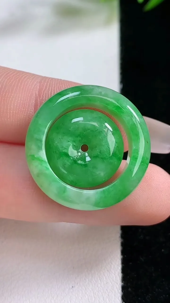 天然A货翡翠母子平安扣吊坠，尺寸17-5.8-3.7，重:6.91g
12月24日