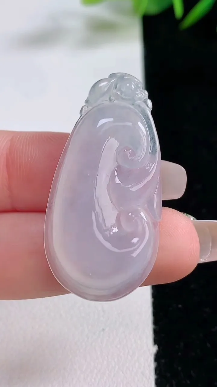 天然A货翡翠如意吊坠，尺寸38.5-19-5，重量:5.64g
12月24日