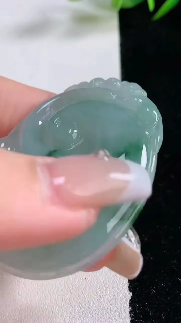 天然A货翡翠飘花如意吊坠，尺寸52-39.4-5.8，重量:22.56g
12月24日