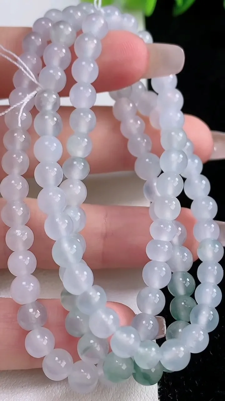 天然A货翡翠冰种飘花圆珠项链，尺寸5.7-101颗，重量:31.73g
12月24日