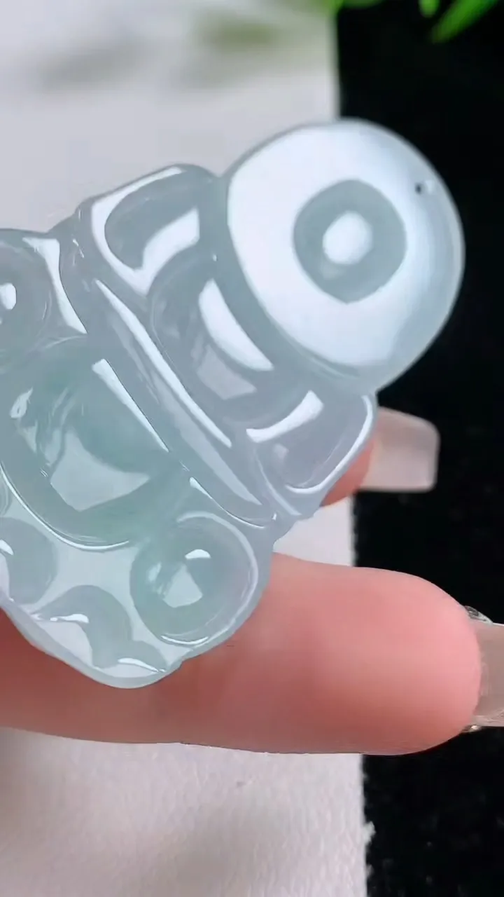 天然A货翡翠观音菩萨吊坠，尺寸58-34.3-6.4，重量:21.28g
12月24日