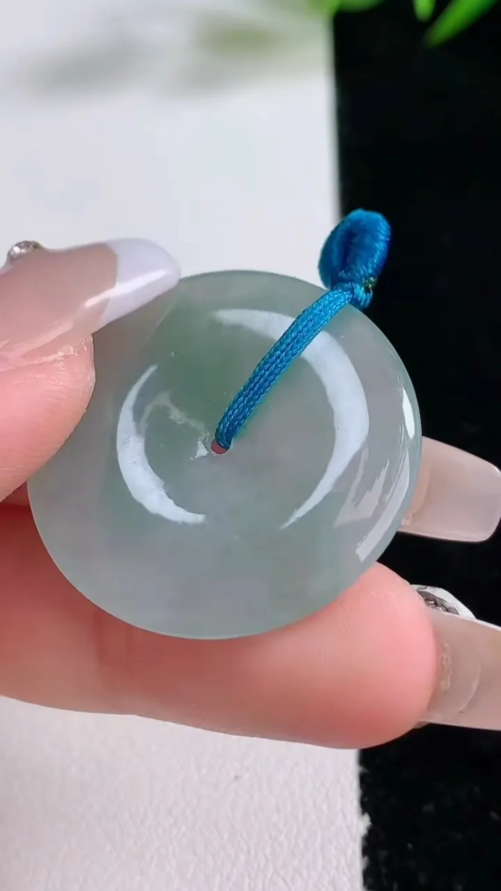 天然A货翡翠平安扣吊坠，尺寸28.4-5，重量:7.92g
12月24日