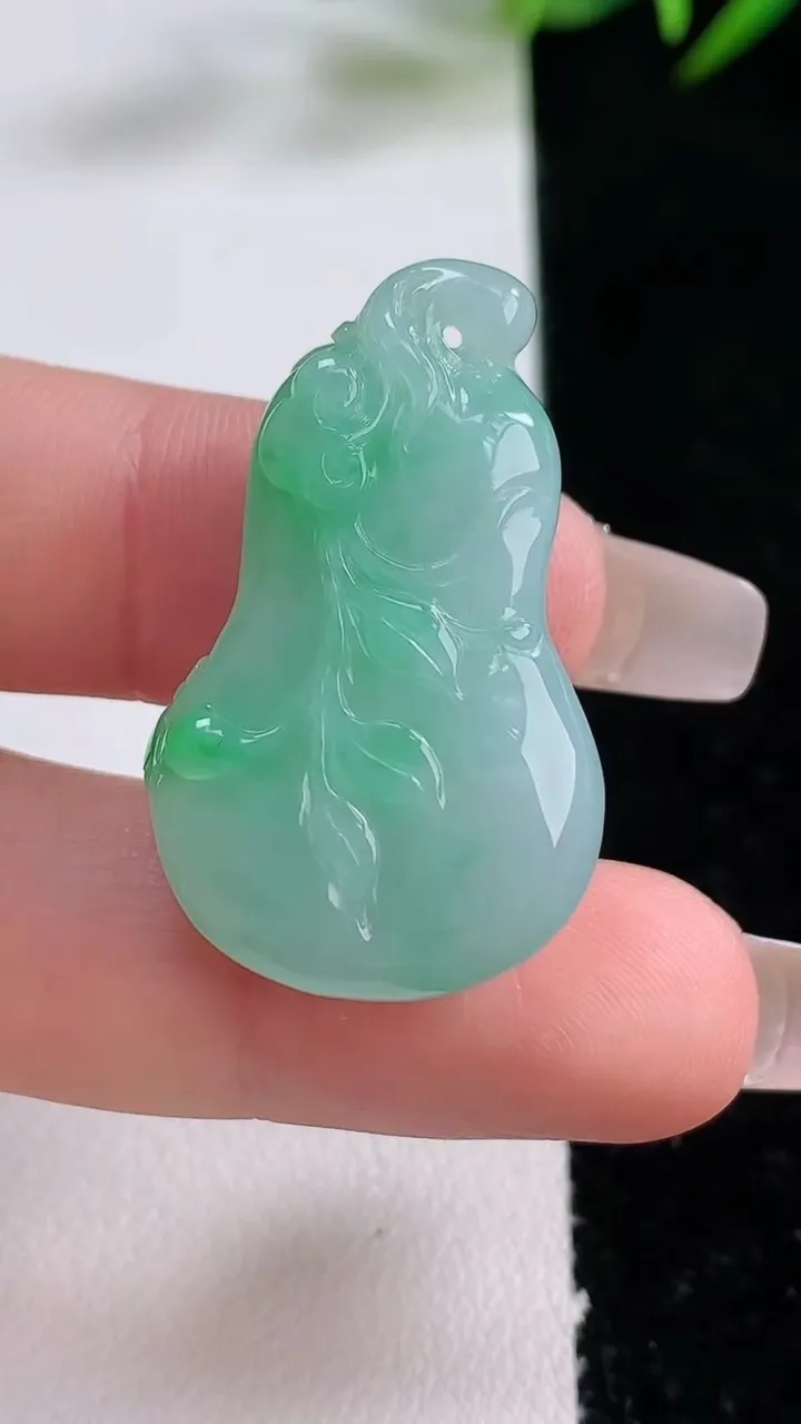 天然A货翡翠福瓜吊坠，尺寸33-20-7.6，重量:8.99g
12月24日