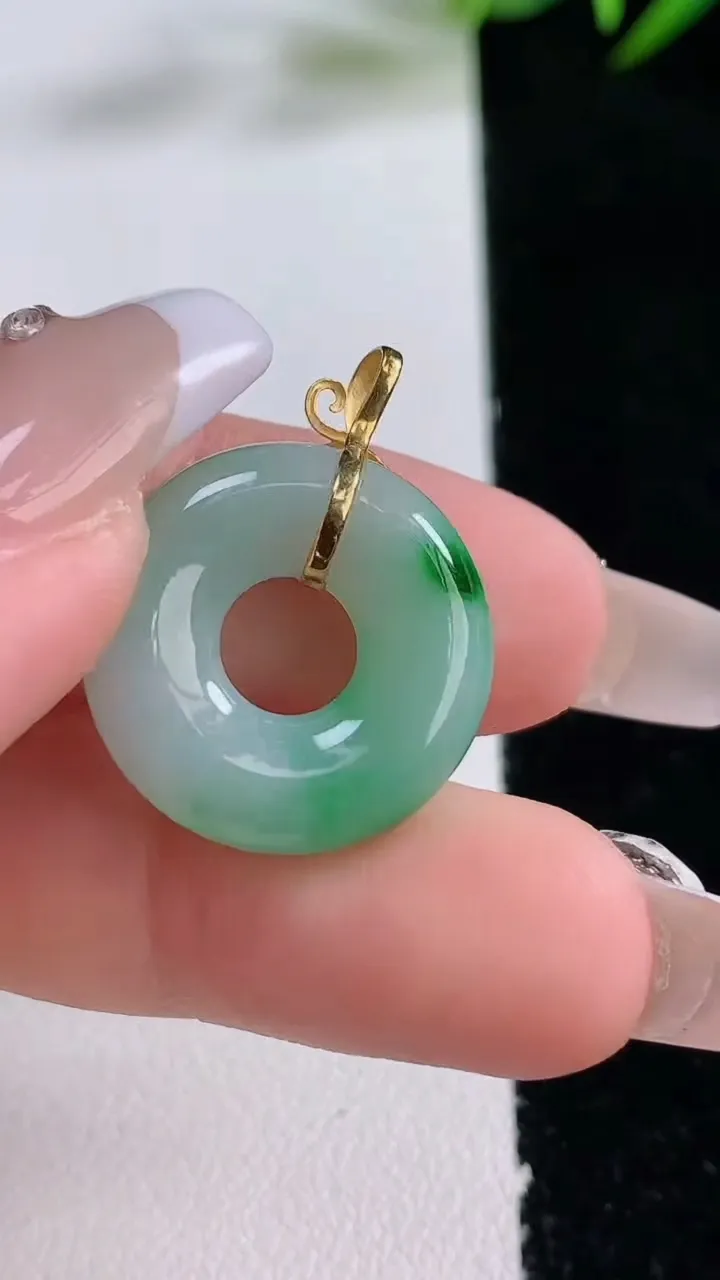 天然A货翡翠平安环吊坠，尺寸19.8-5.3，重量:4.16g
12月24日