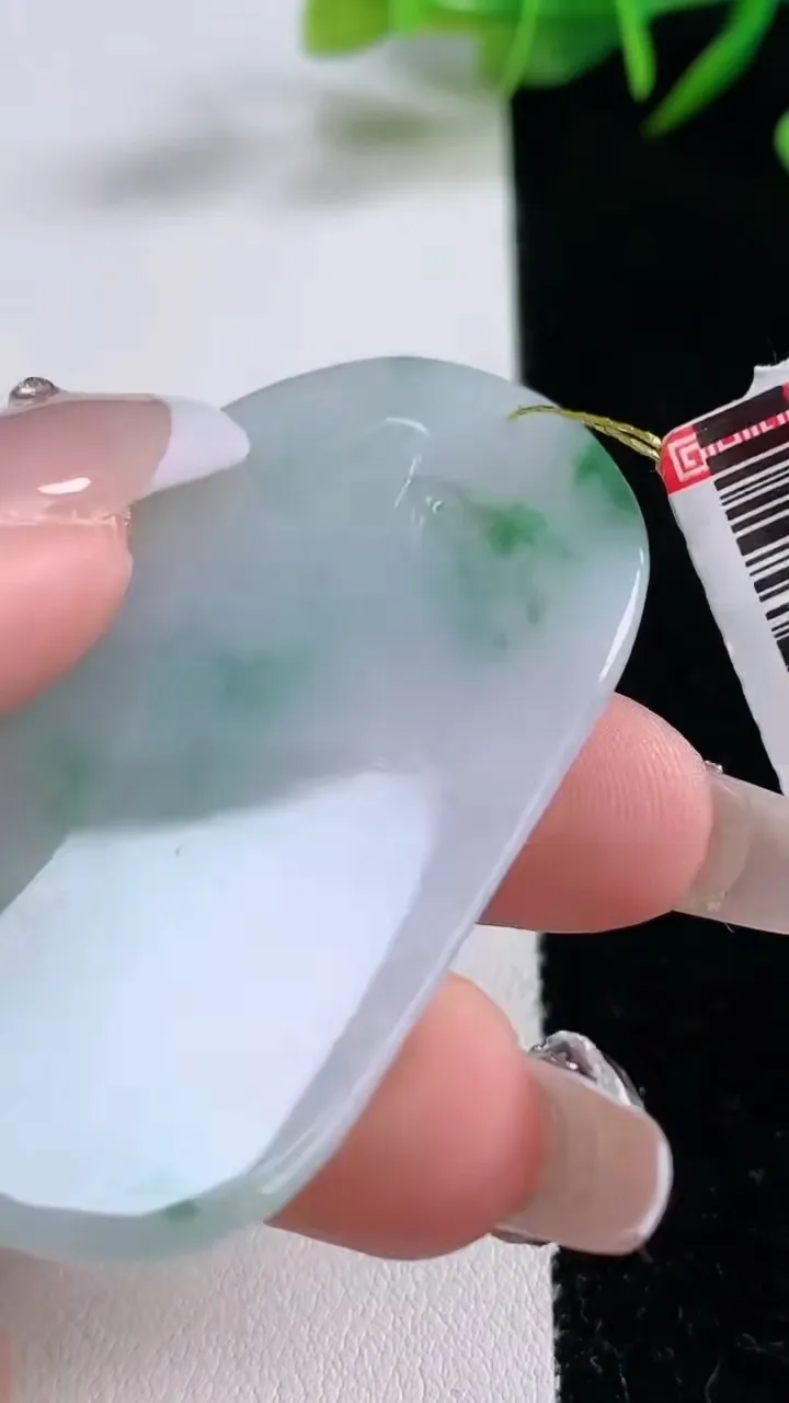 天然A货翡翠生肖马吊坠，尺寸54.4-35.7-5.8，重量:18.51g
12月24日