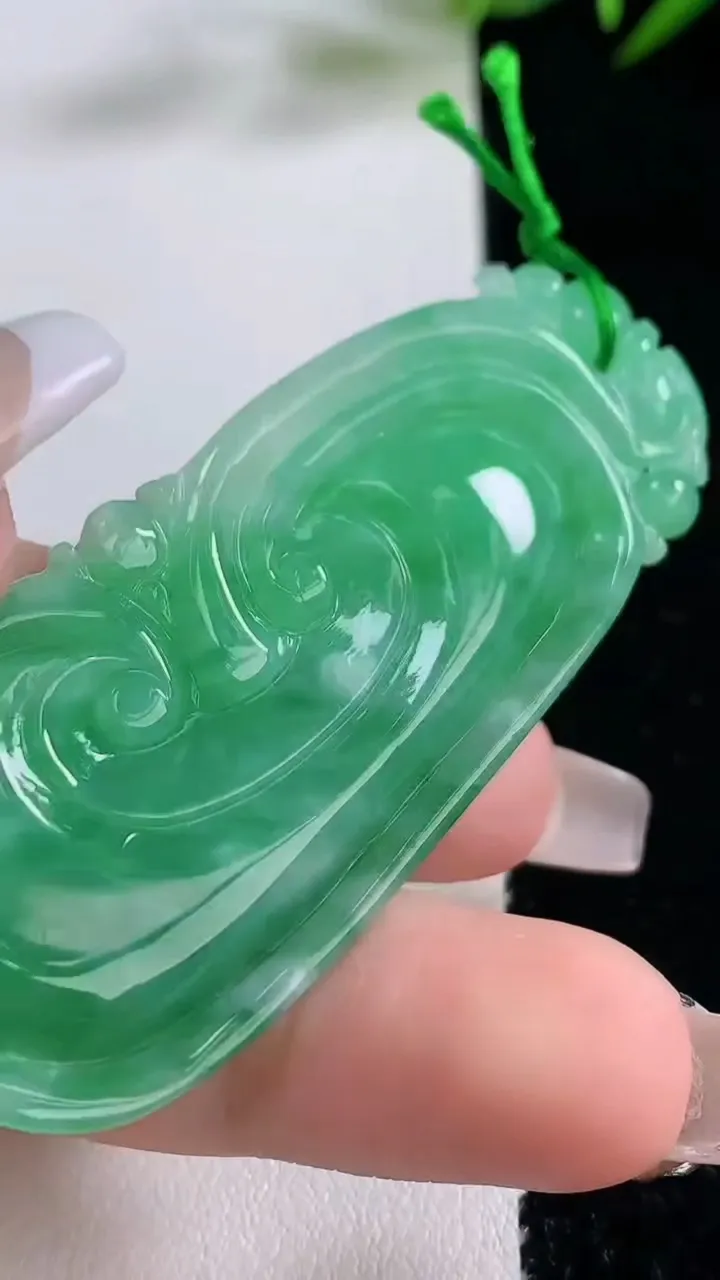 天然A货翡翠如意吊坠，尺寸63-28.3-6.5，重量:19.42g
12月24日