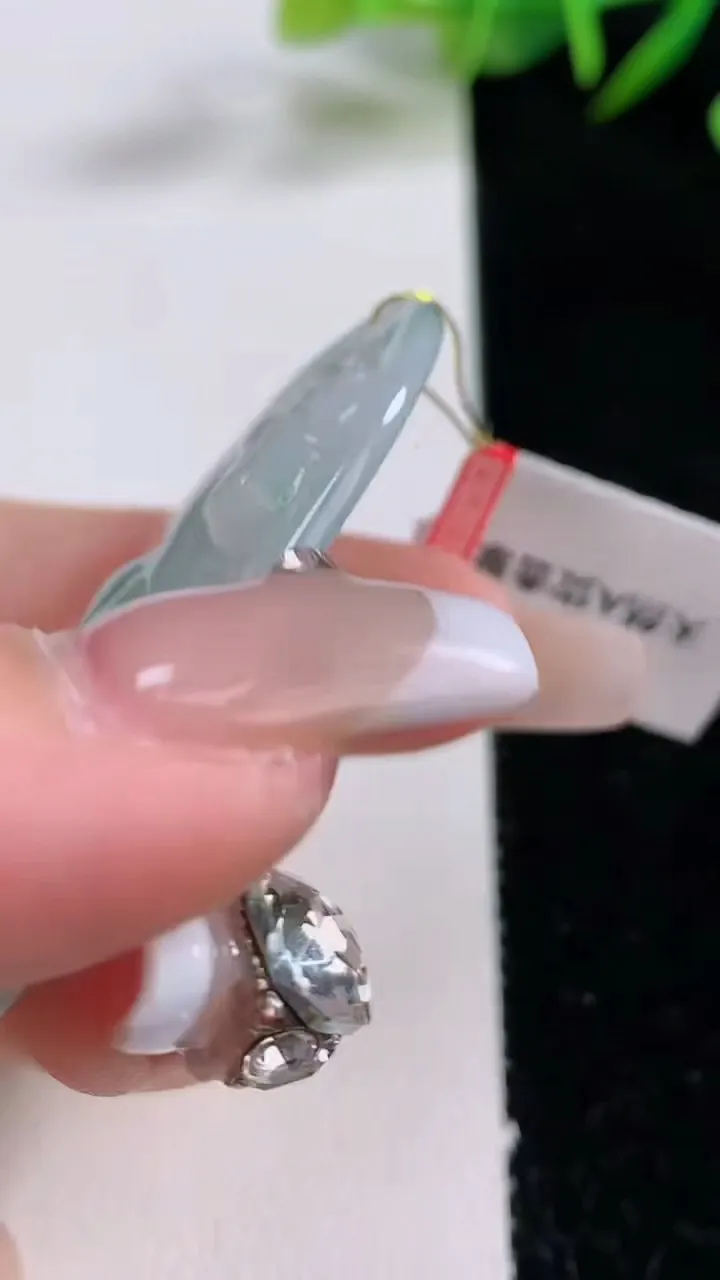 天然A货翡翠生肖马吊坠，尺寸54.4-35.7-5.8，重量:18.51g
12月24日