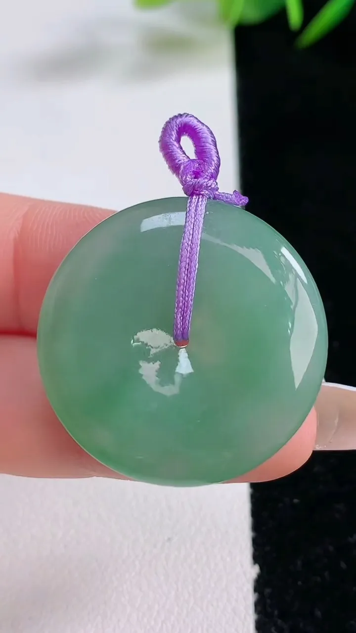 天然A货翡翠平安扣吊坠，尺寸28.4-5.8，重量:10.61g
12月24日