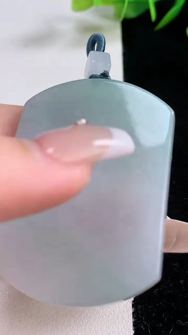 天然A货翡翠无事牌吊坠，尺寸52.8-39.3-4.9，重量:30.73g
12月24日