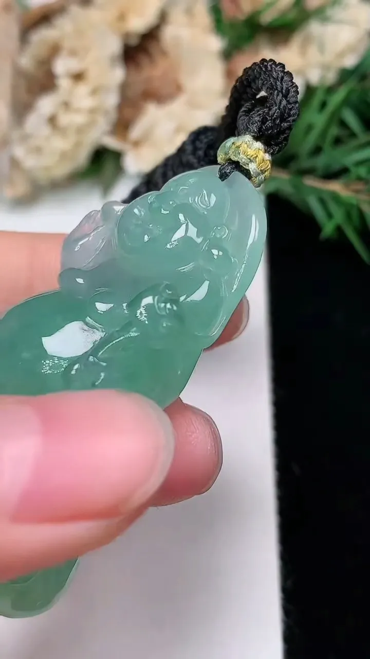 天然A货翡翠逍遥佛吊坠，尺寸49.7-21.5-14.9，重量:31.00g
12月24日