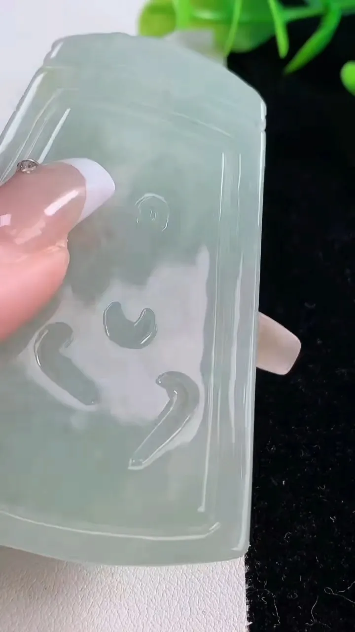 天然A货翡翠文殊菩萨吊坠，尺寸71-49-4.7，重量:32.37g
12月24日