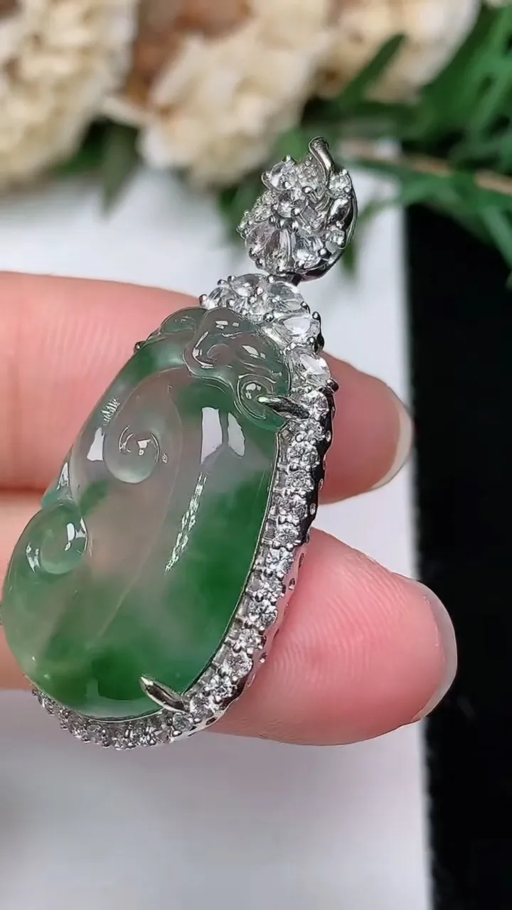 天然A货翡翠如意吊坠，尺寸36.7-17-8.3，裸石24-14.4，重量:5.41g
12月24日