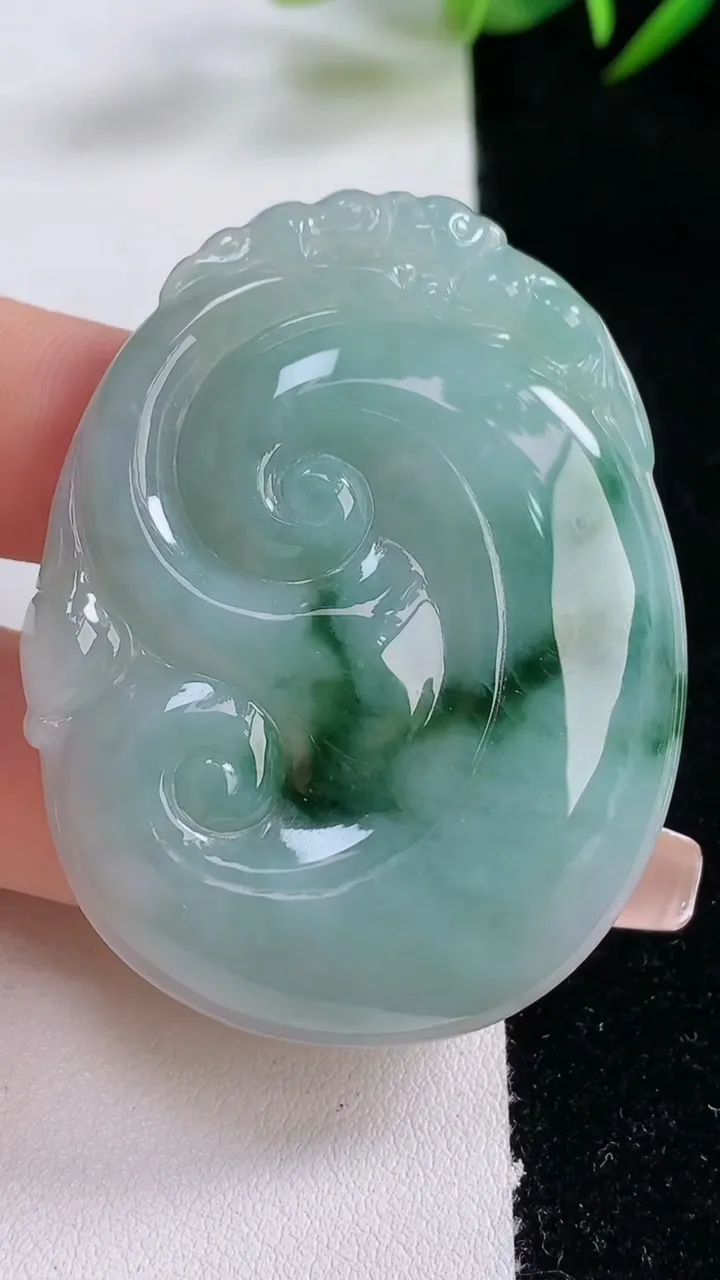 天然A货翡翠飘花如意吊坠，尺寸52-39.4-5.8，重量:22.56g
12月24日