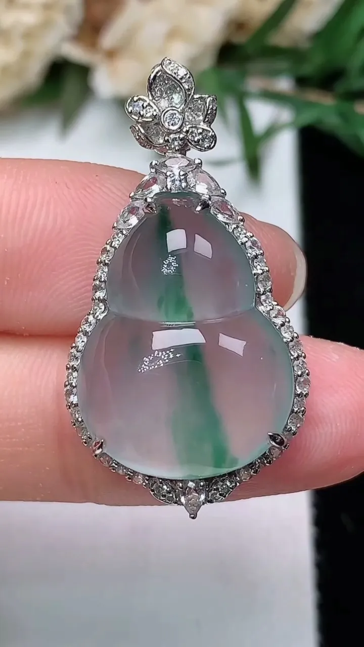 天然A货翡翠飘花葫芦吊坠，尺寸32.3-17.4-8.5，裸石19.6-15
12月24日