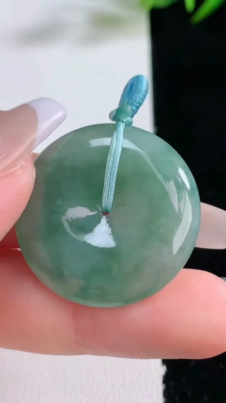 天然A货翡翠飘花平安扣吊坠，尺寸28.5-5.6，重量:10.06g
12月24日