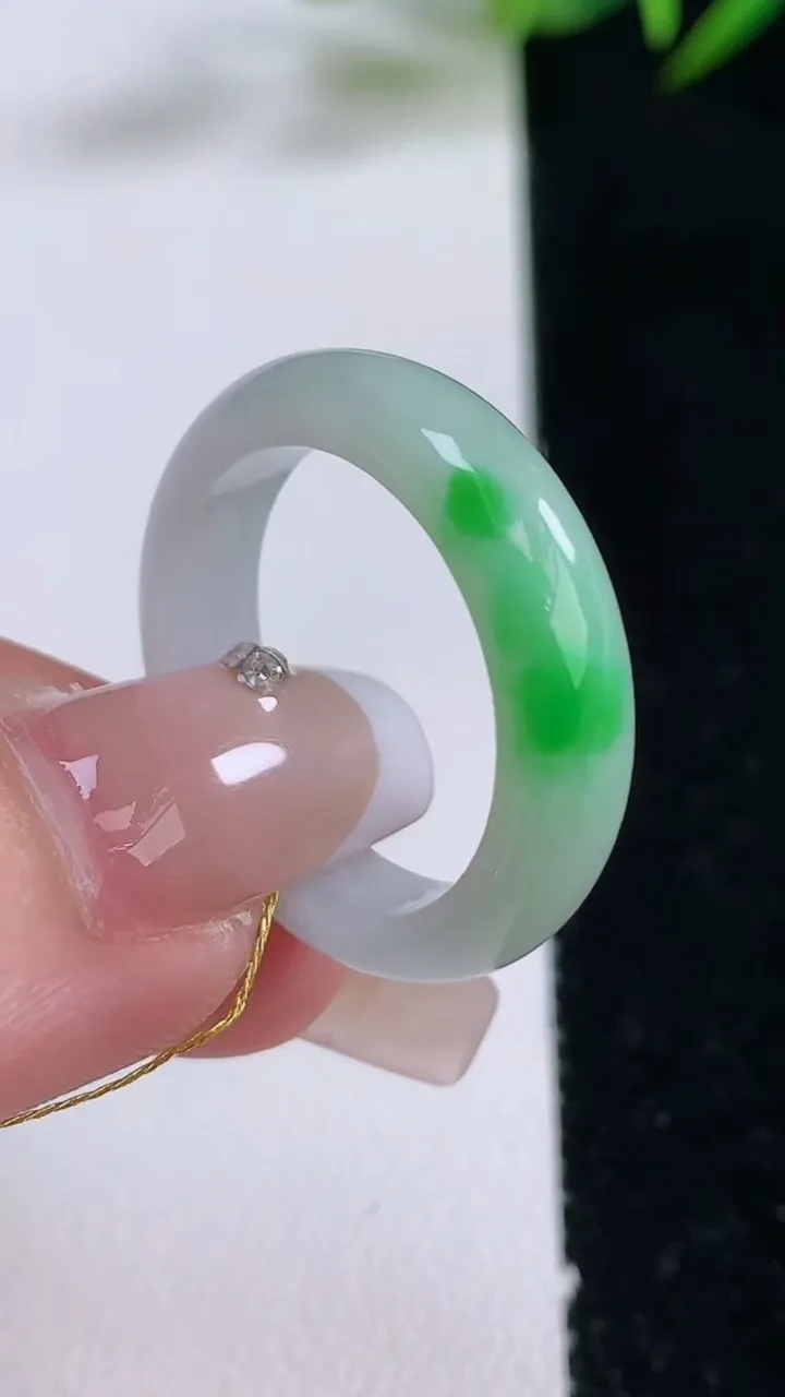 天然A货翡翠指环戒指，尺寸19.8-5.5-3，重量:4.27g2025年12月24日
工厂直销收藏佳品,种好水足，色泽均匀，有种有色，上手高大气！