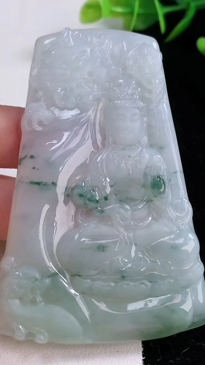 天然A货翡翠飘花文殊菩萨吊坠，尺寸76-48.6-5.4，重量:42.29g
12月24日