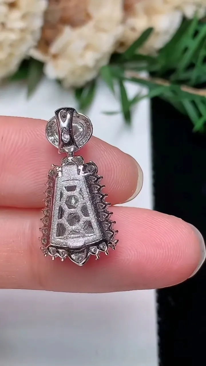 天然A货翡翠无事牌吊坠，尺寸22.4-11.4-7.5，裸石9-6.3，重量:2.53g
12月24日