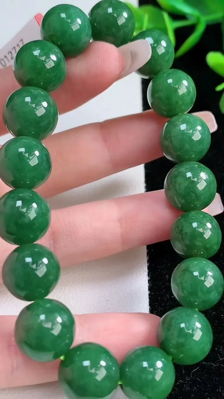 天然A货翡翠圆珠手串，尺寸12.7-17颗，重量:57.07g12月24日
工厂直销收藏佳品,种好水足，色泽均匀，有种有色，上手高大气！