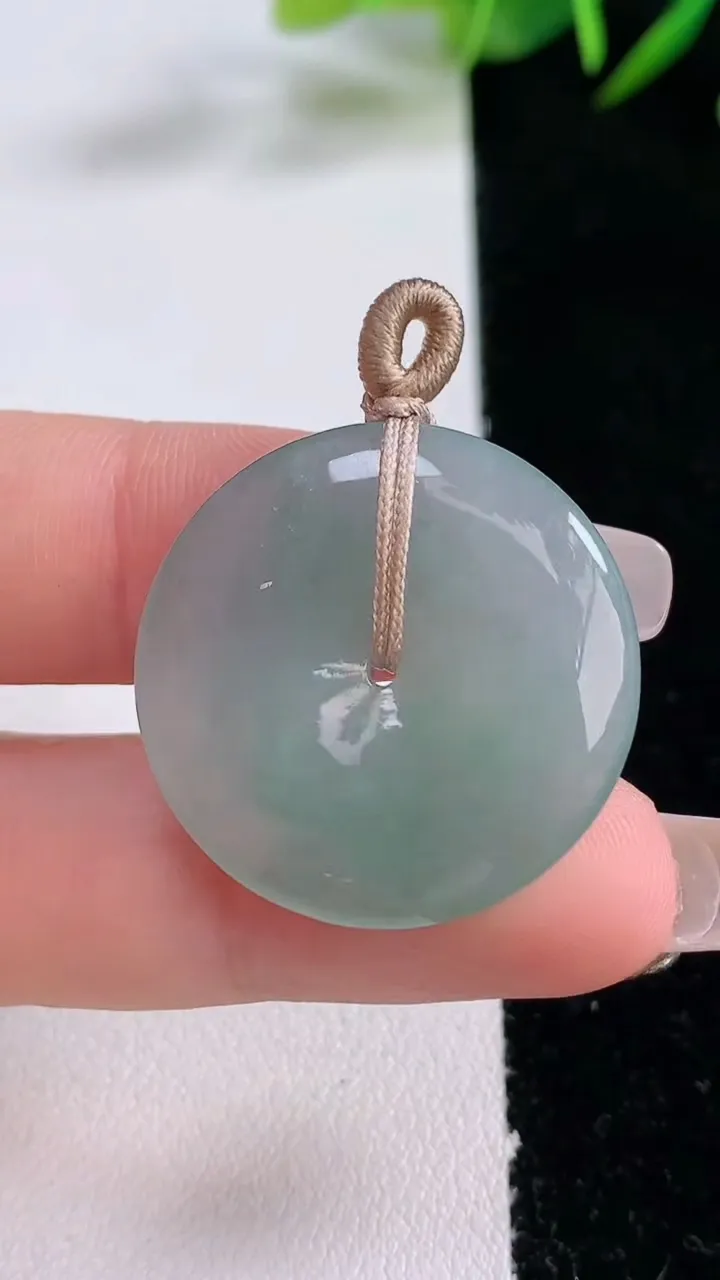 天然A货翡翠平安扣吊坠，尺寸27.2-4.9，重量:7.80g
12月24日