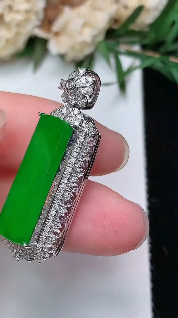 天然A货翡翠无事牌吊坠，尺寸33.9-12.8-9.7，裸石21.3-7.6，重量:4.79g
12月24日