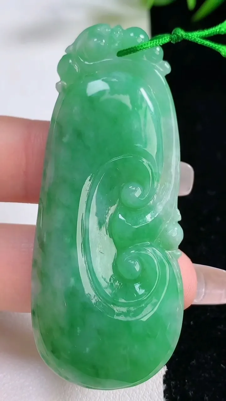 天然A货翡翠如意吊坠，尺寸63-28.3-6.5，重量:19.42g
12月24日