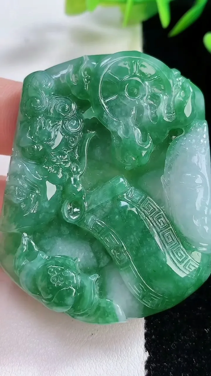 天然A货翡翠一念之间吊坠，尺寸53.9-42.6-7.7，重:37.98g
12月24日