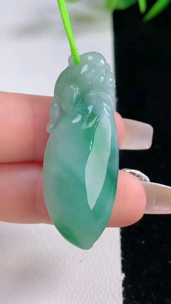 天然A货翡翠福瓜吊坠，尺寸41.5-15.7-9，重量:9.55g
12月24日
