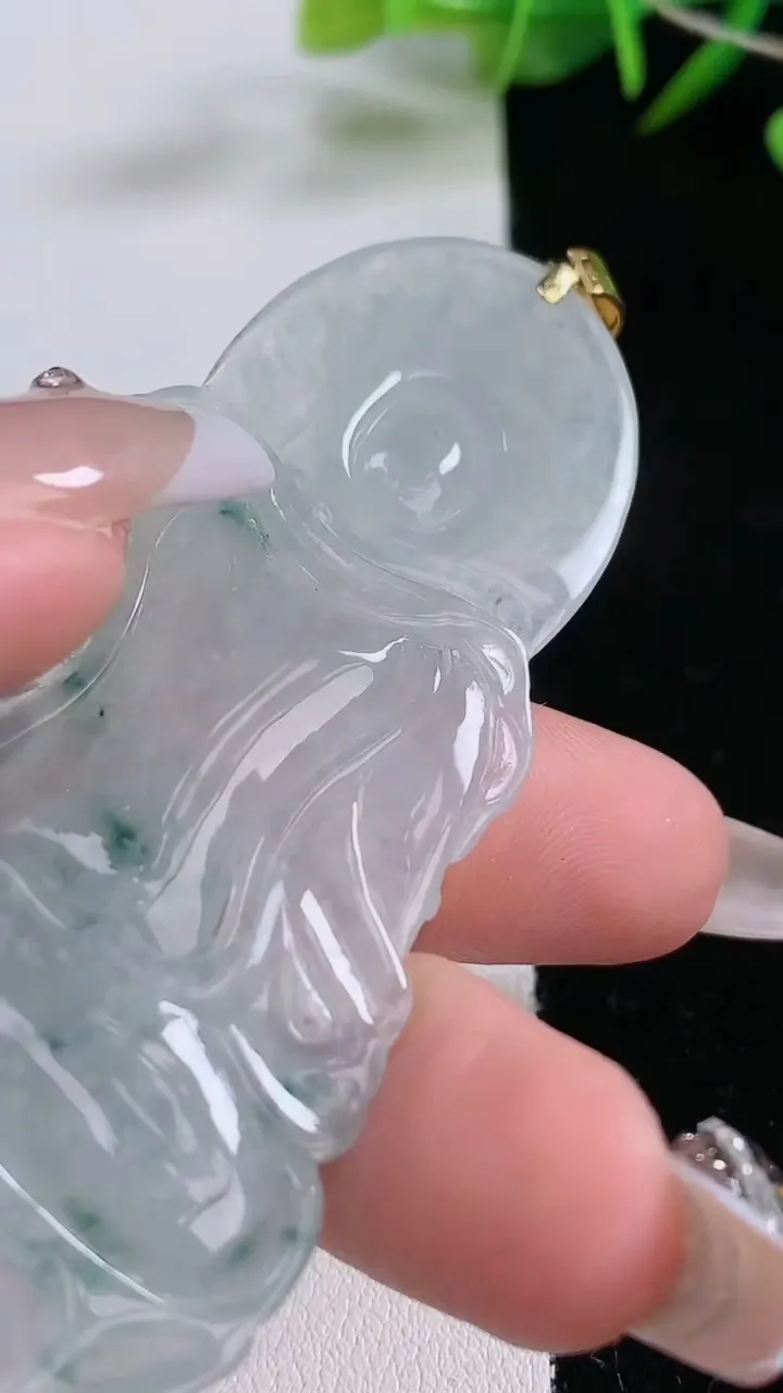 天然A货翡翠种飘花度母观音吊坠，尺寸71.8-38.3-5.4，重量:25.24g
12月24日