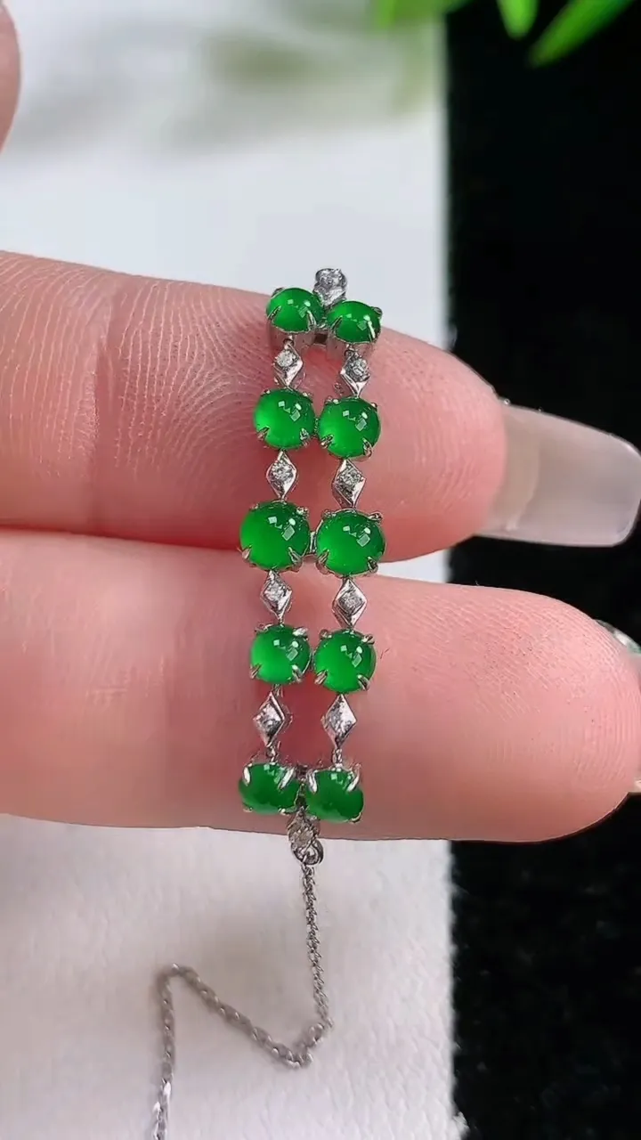 天然A货翡翠蛋面手链，尺寸27.5-7.5-3.3，重:2.24g
12月24日