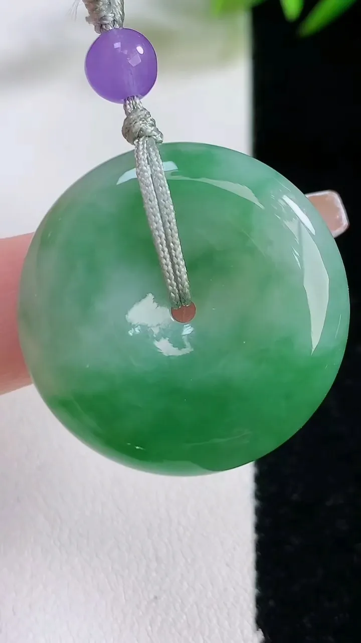 天然A货翡翠吊坠，尺寸20.6-6.8，重:12.20g
12月24日