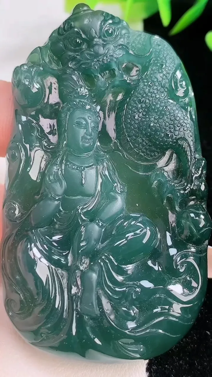 天然A货翡翠蓝水祥龙观音菩萨吊坠，尺寸72-41-10，重:58.02g
12月24日