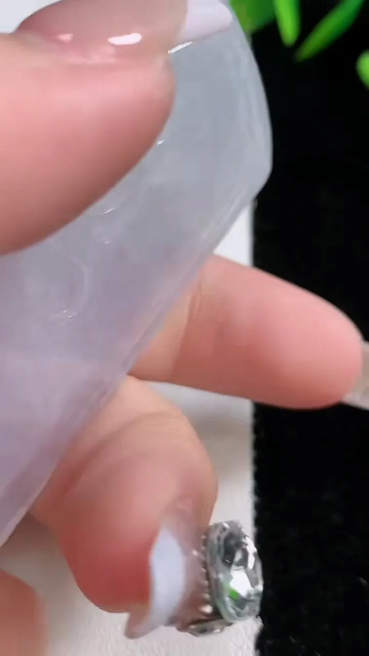 天然A货翡翠文殊菩萨吊坠，尺寸61.6-39-5.6，重:25.67g
12月24日