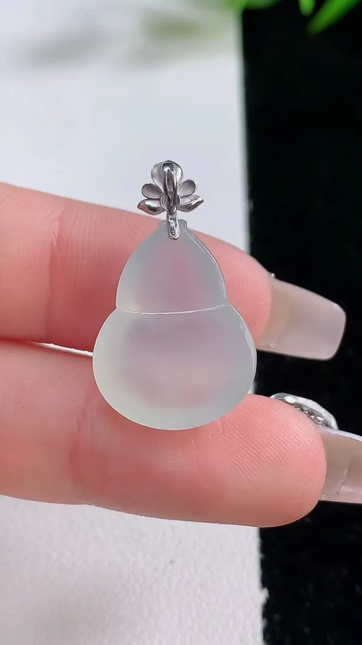 天然A货翡翠种白冰葫芦吊坠，尺寸18.5-15.5-5.7，重量:2.95g
12月24日
