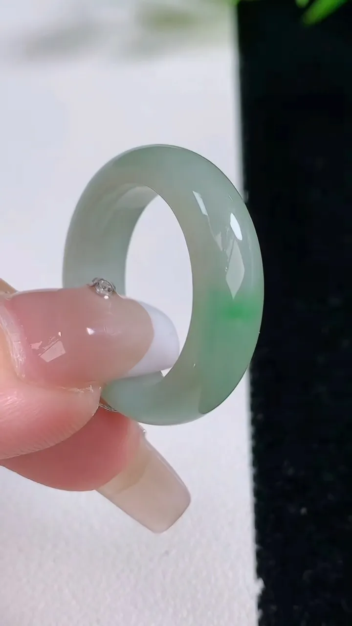 天然A货翡翠指环戒指，尺寸19.4-6.4-3.8，重量:5.65g2025年12月24日
工厂直销