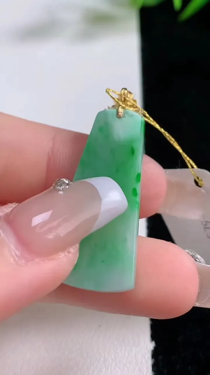 天然A货翡翠无事牌吊坠，尺寸35-15-2.6，重量:3.83g
12月24日