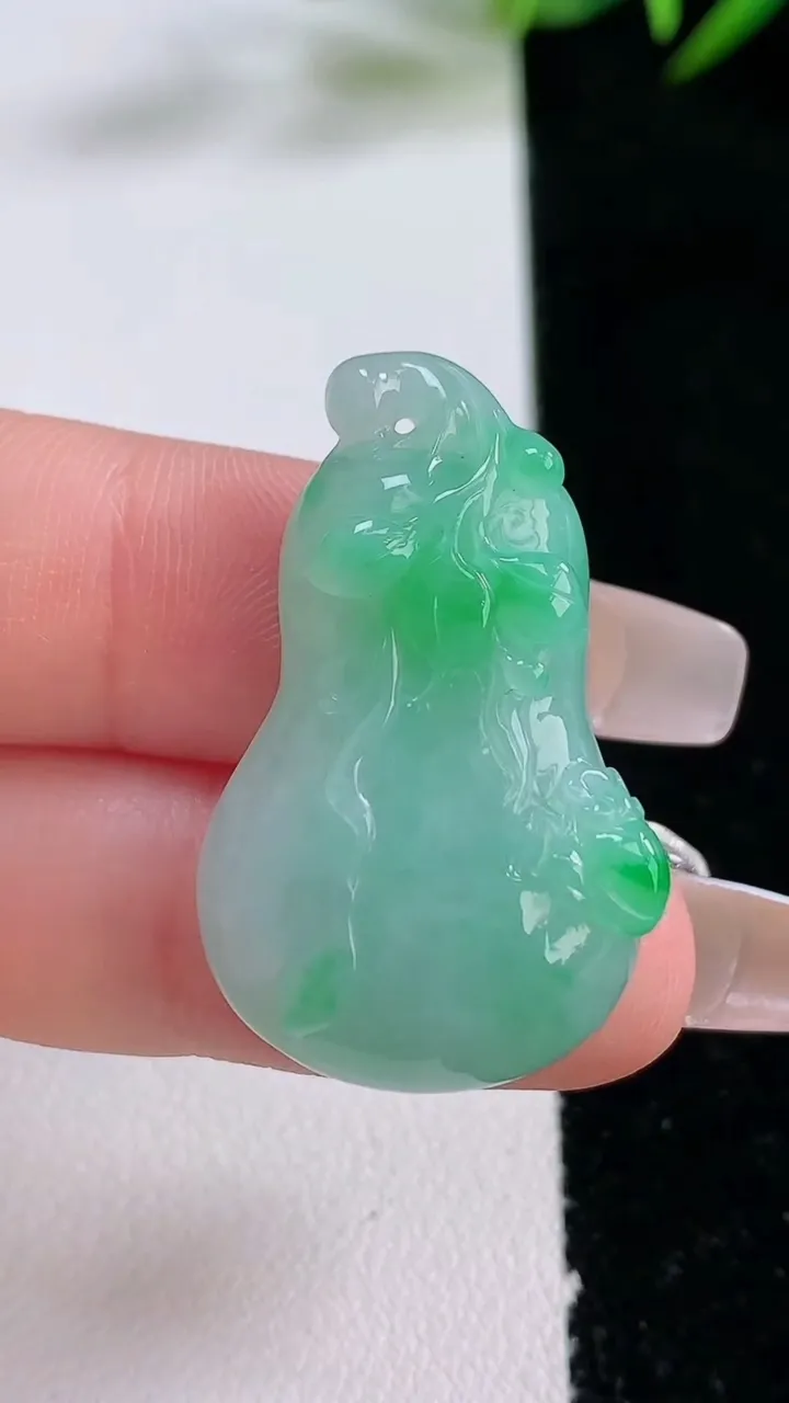 天然A货翡翠福瓜吊坠，尺寸33-20-7.6，重量:8.99g
12月24日