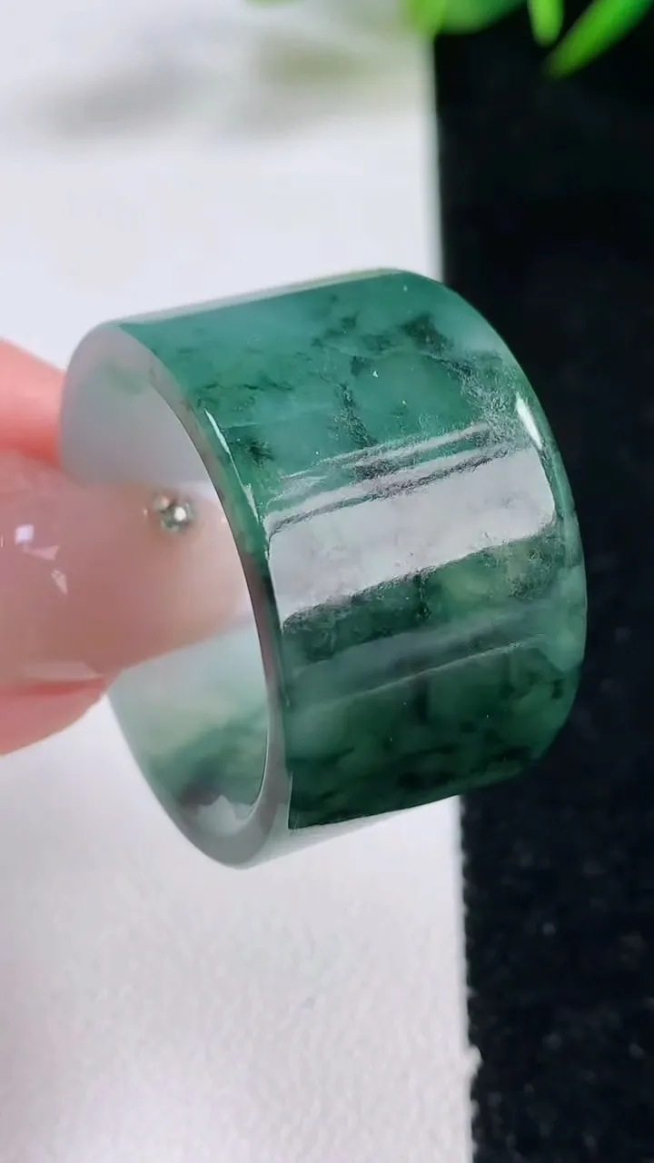 天然A货翡翠飘花指环扳指，尺寸22.3-17.9-3.5，重量:19.12g2025年12月24日
工厂直销收藏佳品,种好水足，色泽均匀，有种有色，上手高大气！