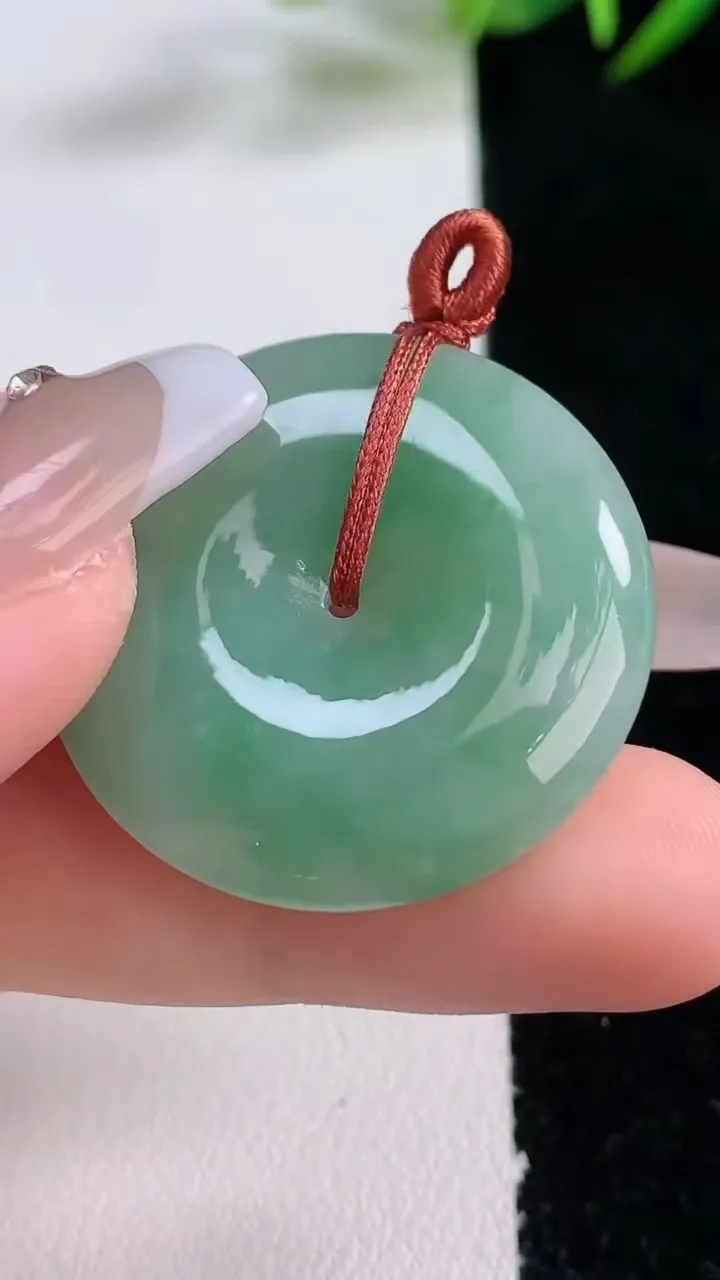 天然A货翡翠平安扣吊坠，尺寸31-6.2，重量:12.75g
12月24日