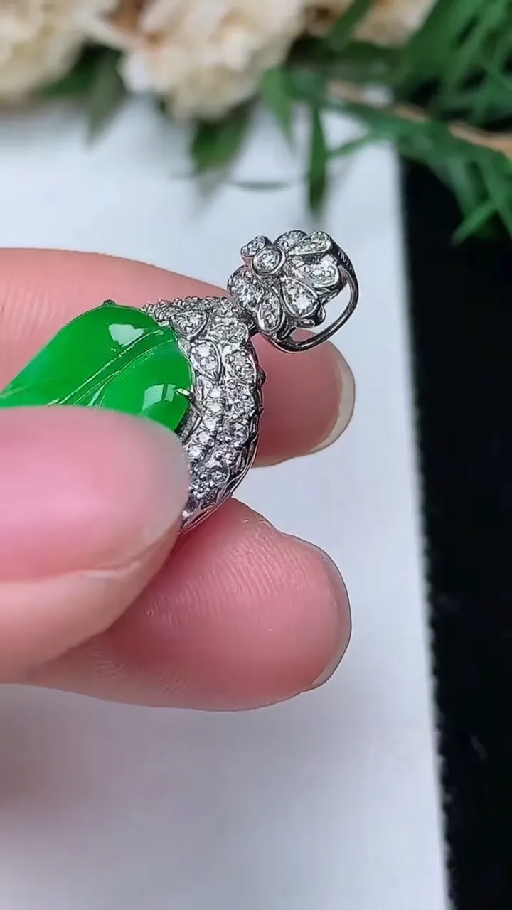 天然A货翡翠金枝玉叶 叶子吊坠，尺寸30.6-15.2-10，裸石18.3-11.2，重量:4.55g
12月24日