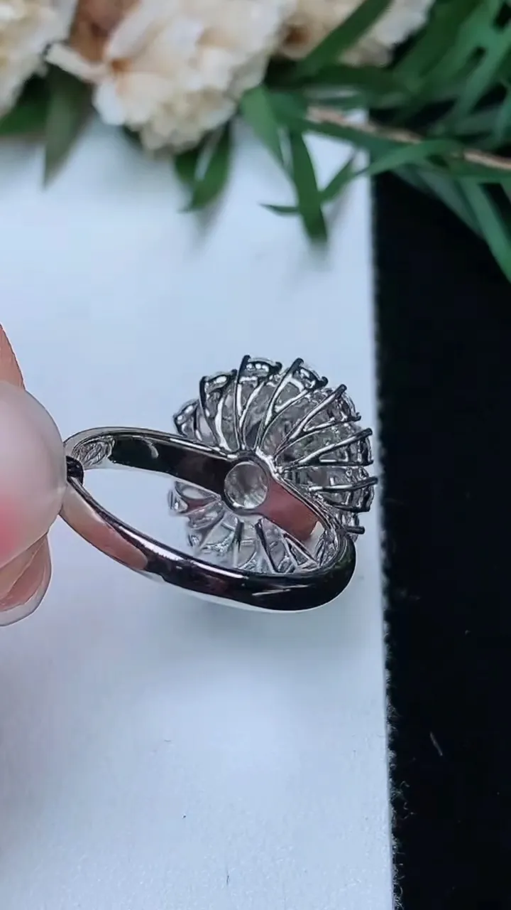 天然A货翡翠蛋面戒指，尺寸17-8-6.9，重量:5.17g2025年12月24日
工厂直销收藏佳品,种好水足，色泽均匀，有种有色，上手高大气！