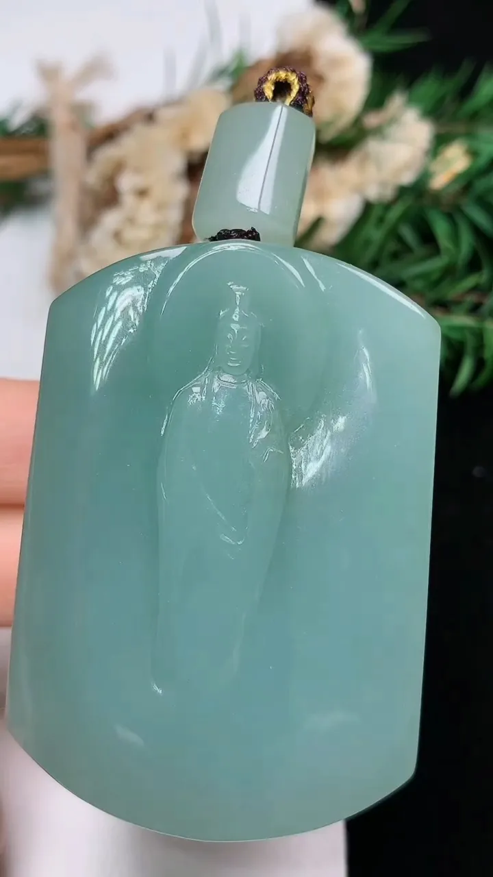 天然A货翡翠观音菩萨吊坠，尺寸54-38-12.8，重量:77.01g
12月24日