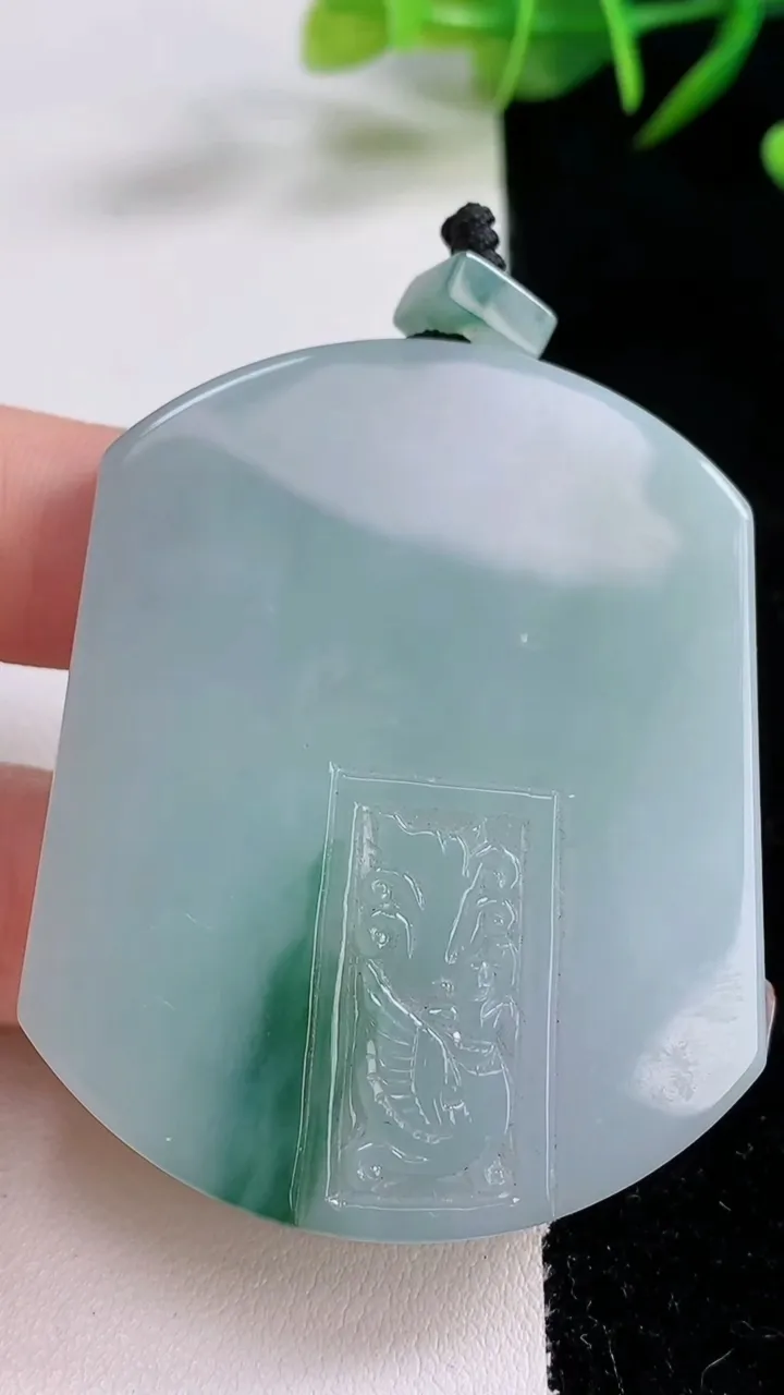 天然A货翡翠飘花无事牌吊坠，尺寸54.2-43.6-6，重量:42.48g
12月24日