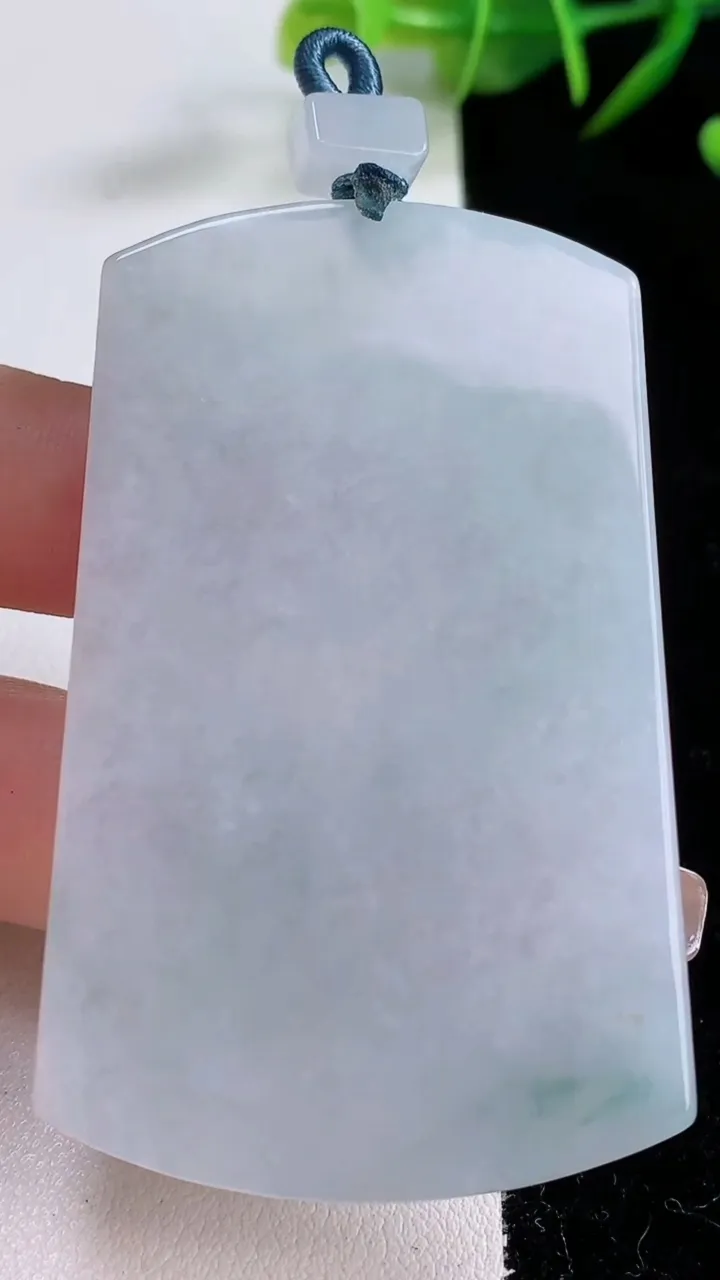 天然A货翡翠飘花无事牌吊坠，尺寸62.3-39-4.9，重量:37.43g
12月24日