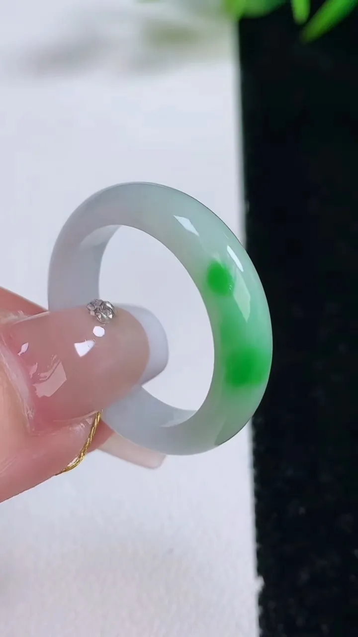 天然A货翡翠指环戒指，尺寸19.8-5.5-3，重量:4.27g2025年12月24日
工厂直销收藏佳品,种好水足，色泽均匀，有种有色，上手高大气！