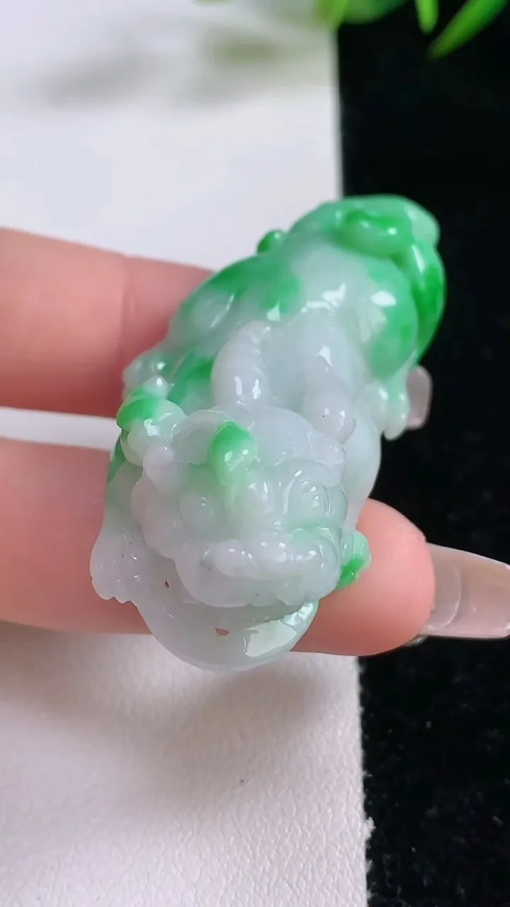 天然A货翡翠貔貅吊坠，尺寸52.5-20.4-11.5，重量:25.09g
12月24日