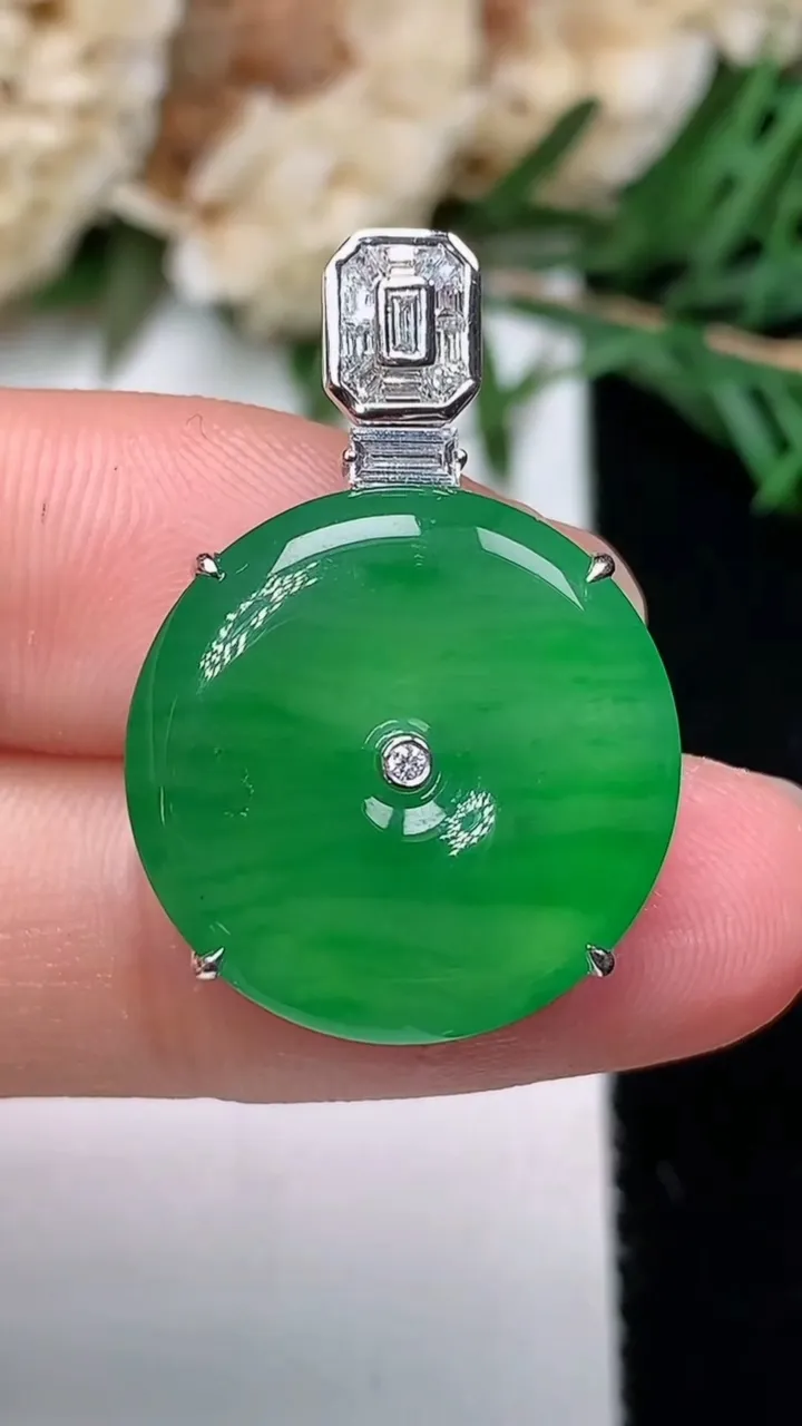 天然A货翡翠平安扣吊坠，尺寸18.6-7.5，重量:6.97g
12月24日