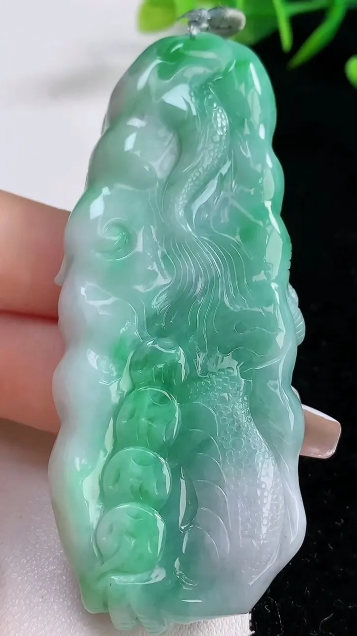 天然A货翡翠龙牌吊坠，尺寸76.7-31.3-12，重量:58.50g
12月24日