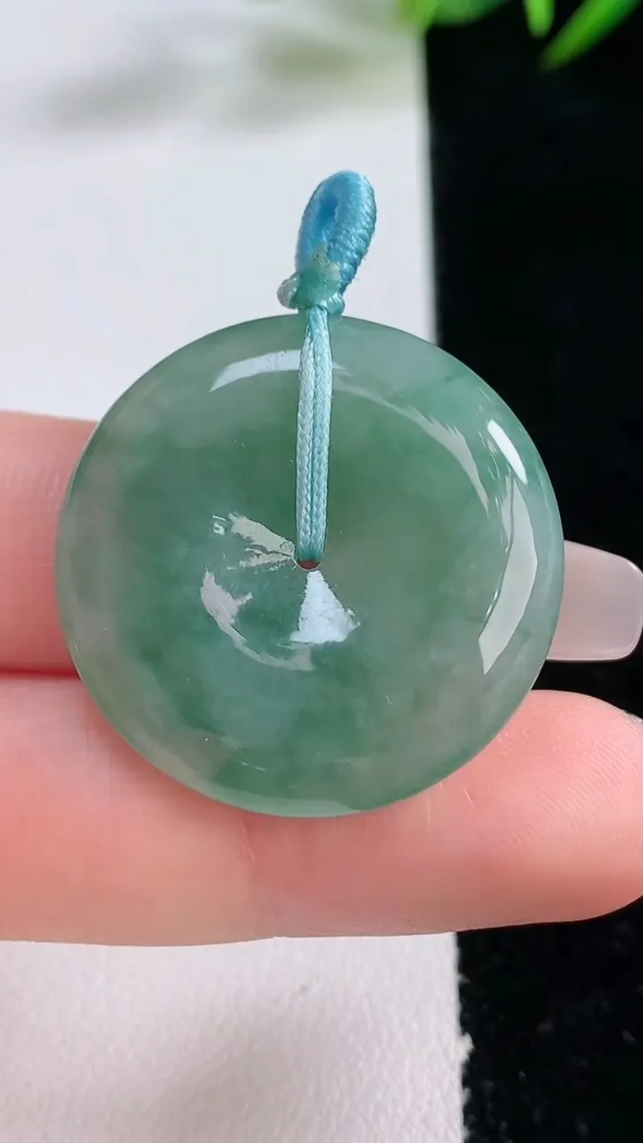 天然A货翡翠飘花平安扣吊坠，尺寸28.5-5.6，重量:10.06g
12月24日